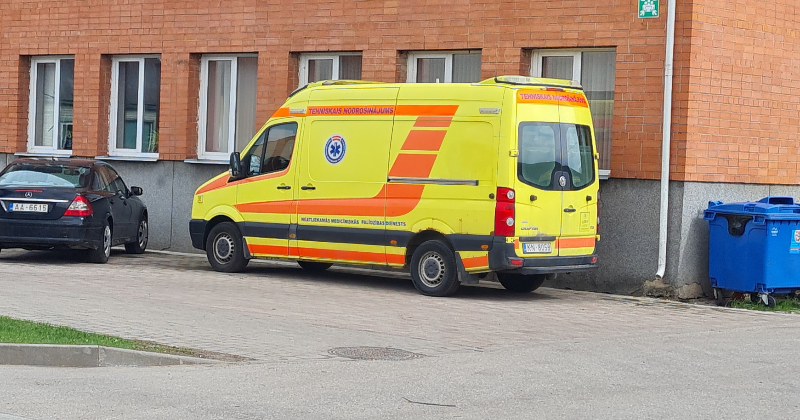             Viesītes pagastā &scaron;oferis iebrauc kokā, Kūku pagastā &ndash; jaunietis nokrīt no motocikla