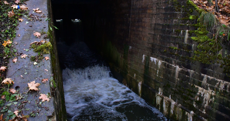 Dzirnavu dīķa slūžu aizvars neiztur spiedienu 