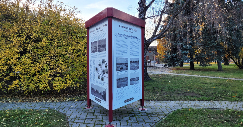 Biju&scaron;ajā Tre&scaron;dienas tirgus laukumā atjaunots informācijas stends