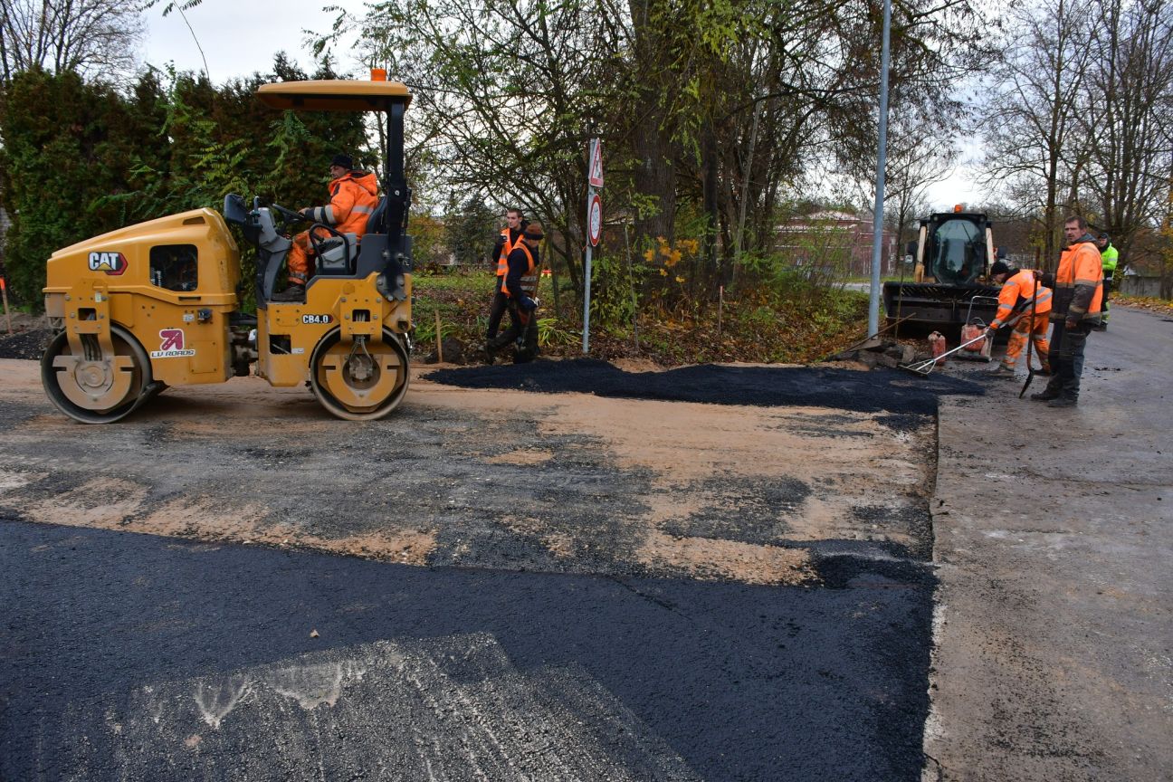 Svētki Parka ielā – ieklāts asfalta segums 