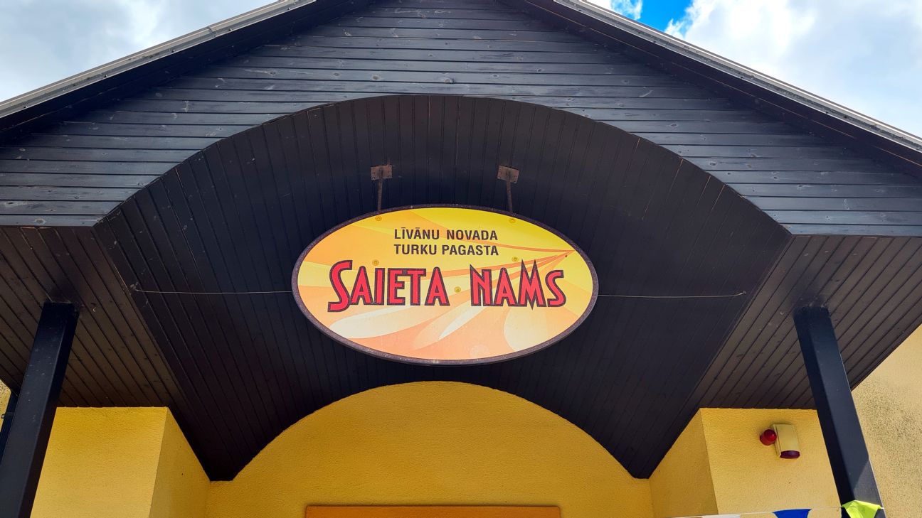 16. novembrī slēgs Turku pagasta pārvaldes ēku Zundānu Tautas namā 