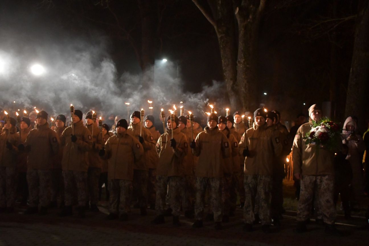 Jēkabpilieši ar lāpām rokās atceras brīvības cīnītājus 