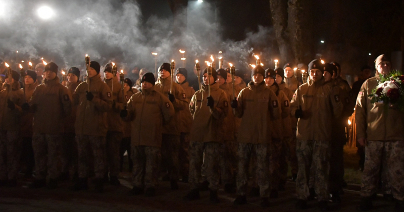 Jēkabpilie&scaron;i ar lāpām rokās atceras brīvības cīnītājus 