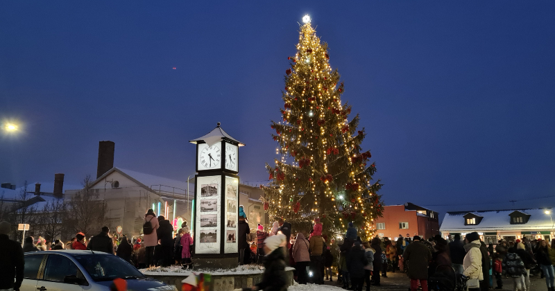 Izsludināta pieteik&scaron;anās Ziemassvētku egles iedeg&scaron;anas tirdziņam