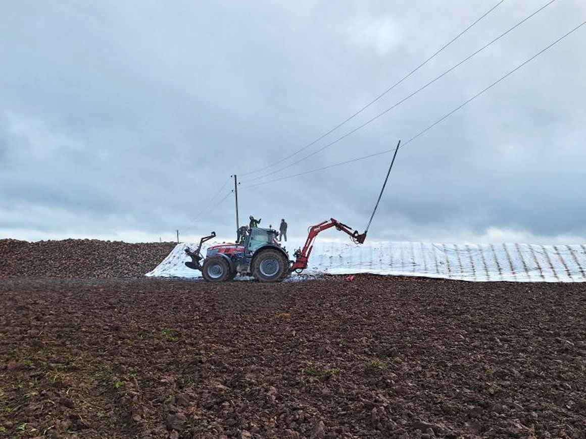 Pēc iebraukšanas augstsprieguma elektrības vados iet bojā traktora vadītājs