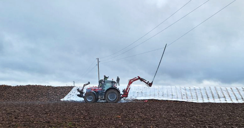 Pēc iebrauk&scaron;anas augstsprieguma elektrības vados iet bojā traktora vadītājs