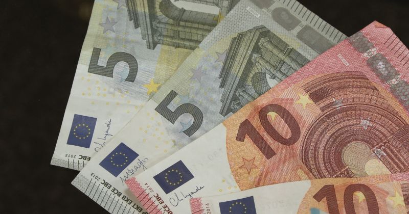 Par pensionāres apkrāp&scaron;anu Latgalē apsūdz telefonkrāpnieku kurjeru