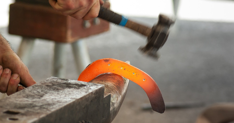 Sēļu sētā var izmēģināt savas prasmes kalēja amatā