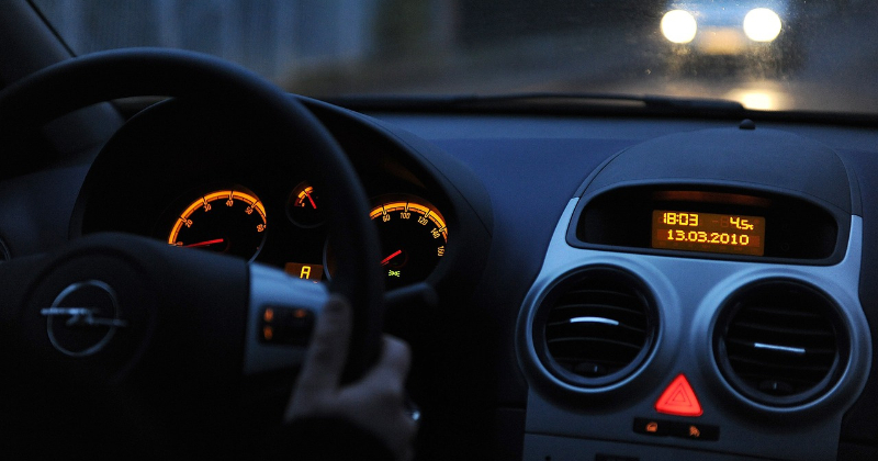 Jēkabpilī jaunietis sēžas pie auto stūres pamatīgā reibumā