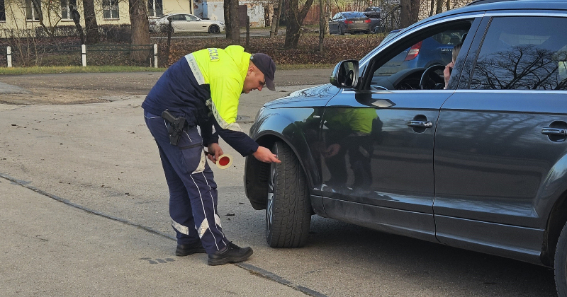 Jēkabpilī &scaron;oferi nesteidzas uzlikt ziemas riepas