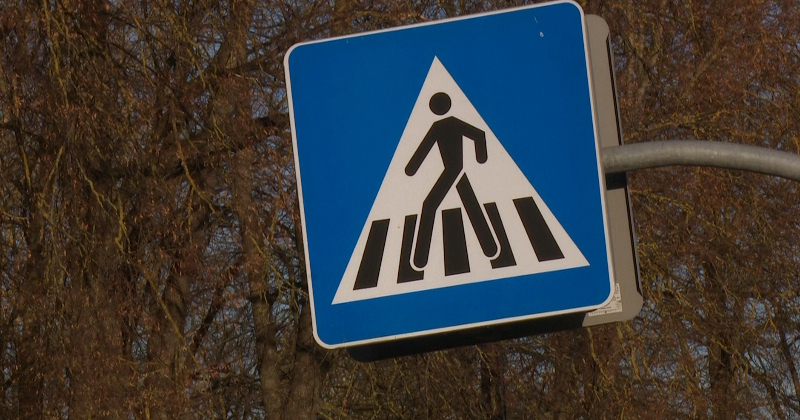 Jēkabpilī policija soda gājēju par ielas &scaron;ķērso&scaron;anu ārpus gājēju pārejas