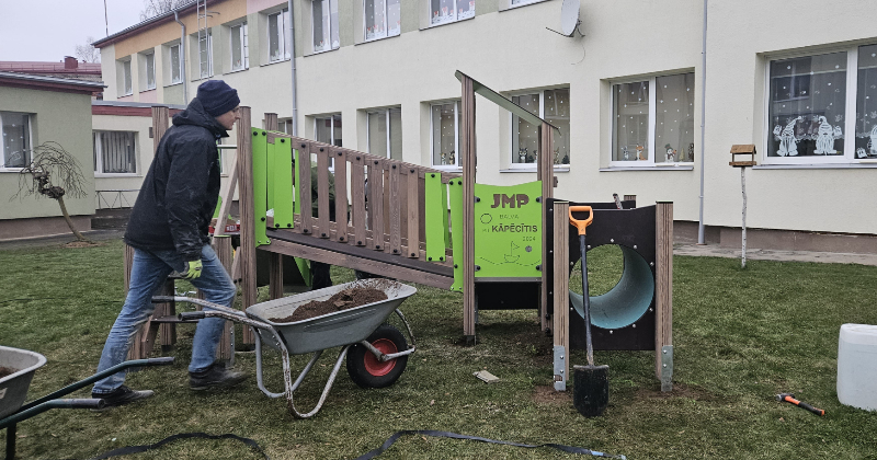 Jēkabpilie&scaron;i uzdāvina &ldquo;Kāpēcītim&rdquo; rotaļu laukumiņu
