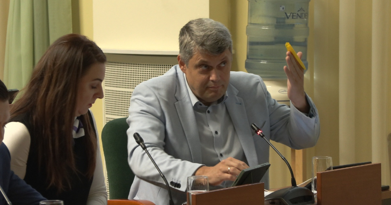 Izcilas birokrātijas paraugstunda vai smalka politikas spēle?