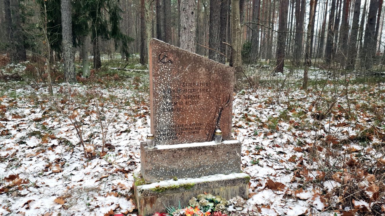 Tauta ziņo: Salas mežā piemineklis ar sirpi un āmuru