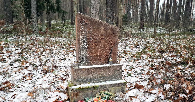 Tauta ziņo: Salas mežā piemineklis ar sirpi un āmuru