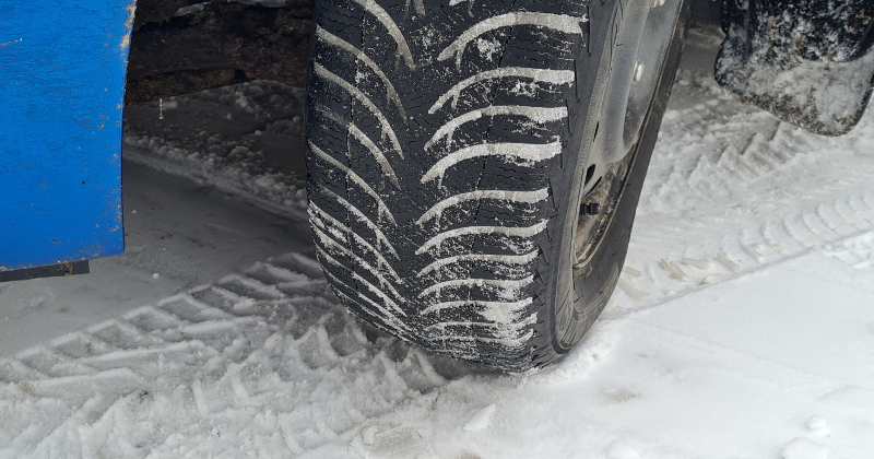 Zemgalē pieķerti 15 autovadītāji par riepu neatbilstību ziemas sezonai