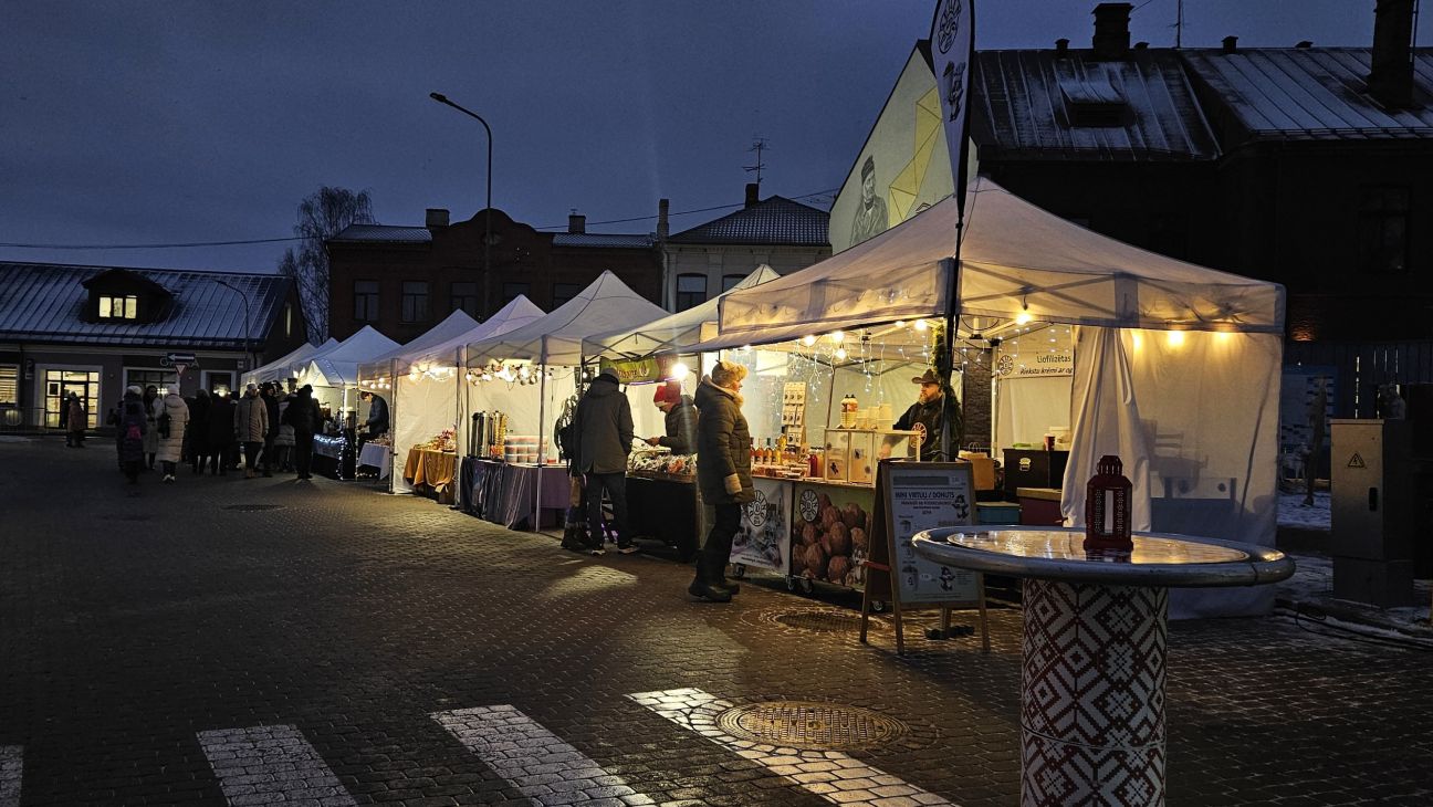 Jēkabpilī Ziemassvētku dāvanu tirdziņā bagātīgs preču piedāvājums