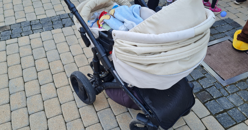 Jēkabpilī autovadītājs notriec gājēju ar bērnu un pamet notikuma vietu