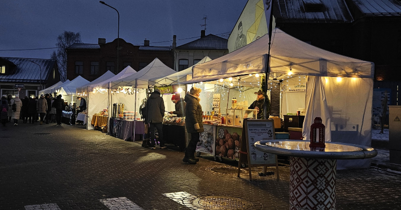 Jēkabpilī Ziemassvētku dāvanu tirdziņā bagātīgs preču piedāvājums