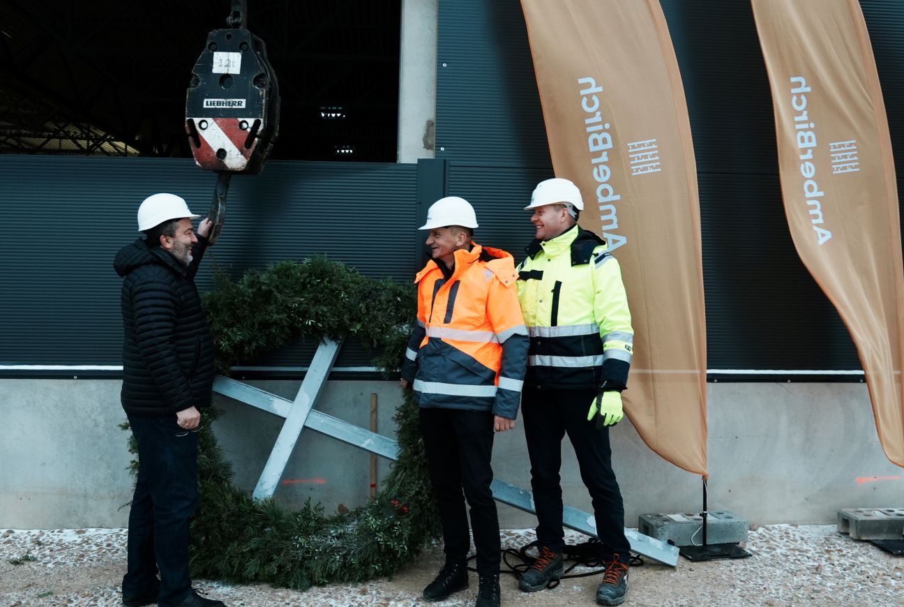 “AmberBirch” jaunajā ražotnē nosvinēti spāru svētki