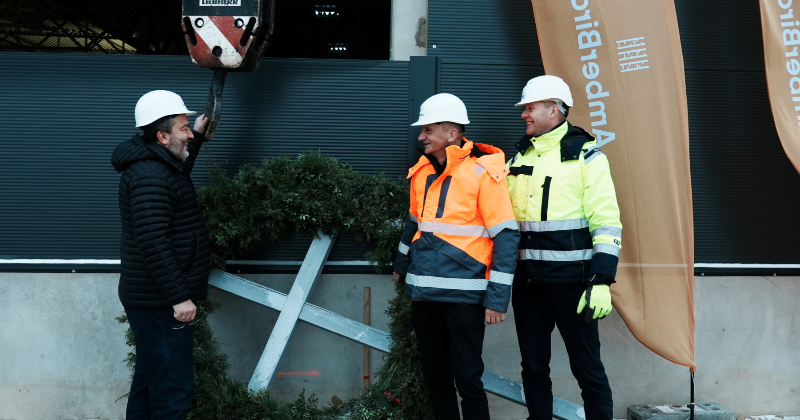 &ldquo;AmberBirch&rdquo; jaunajā ražotnē nosvinēti spāru svētki