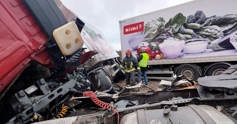 Aizkraukles novadā saduras divi kravas transportlīdzekļi (PAPILDINĀTS)