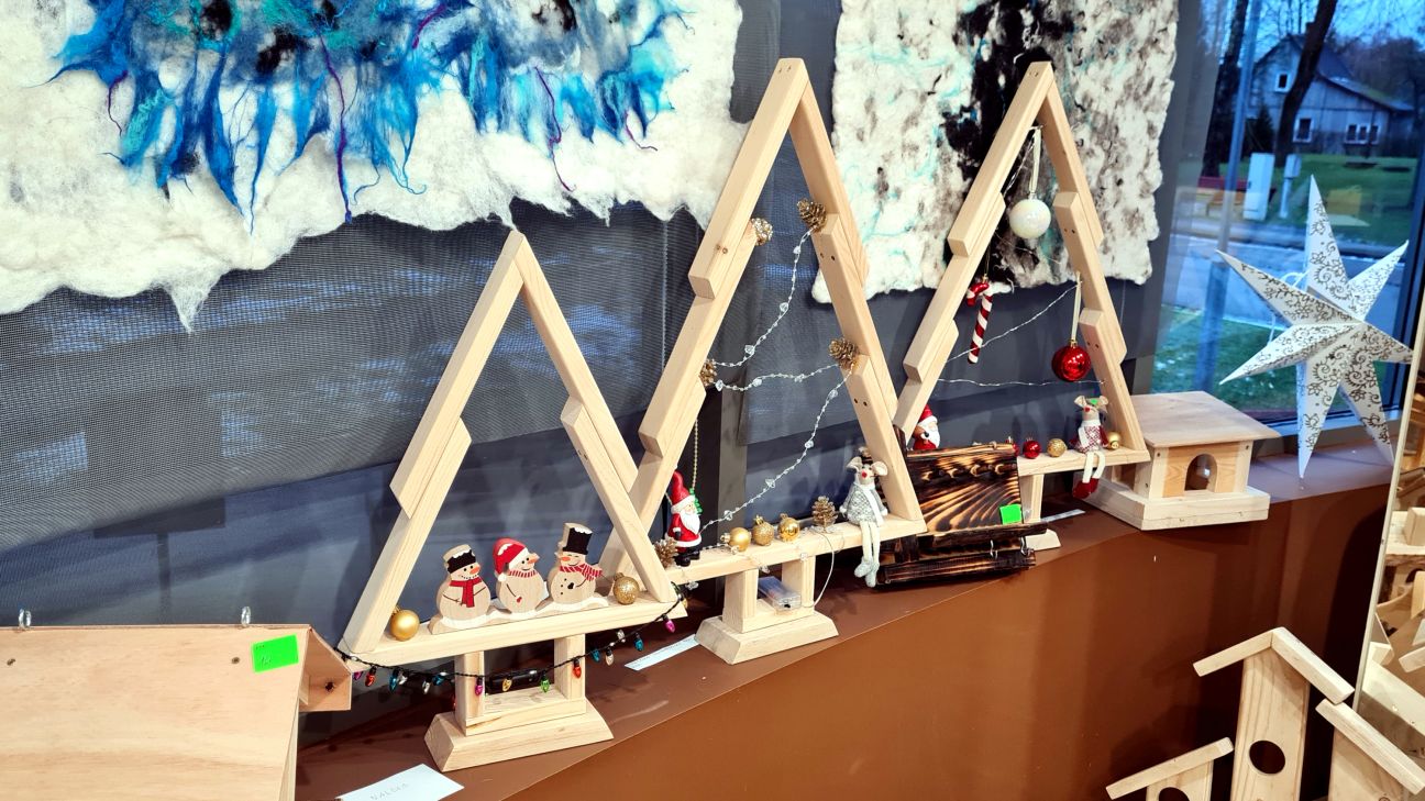 Ziemassvētku dāvanu tirgotāji andelē Līvānu bibliotēkā