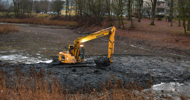 Pils dīķis tiek attīrīts no dūņu masas