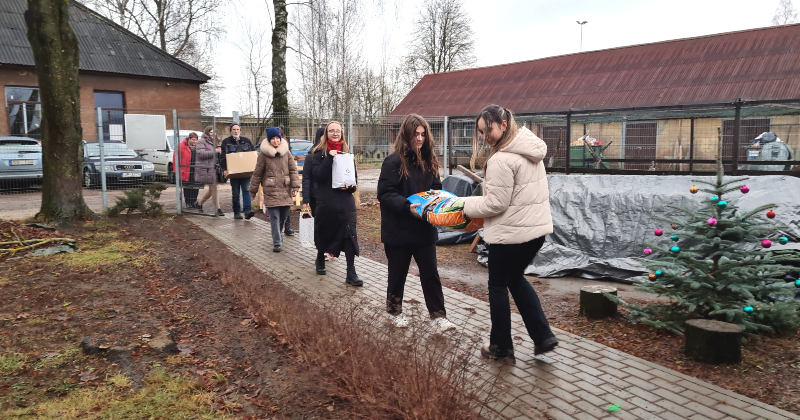 Jēkabpils Tehnoloģiju tehnikums ziedo dzīvnieku patversmei