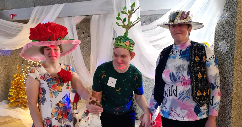 &ldquo;Cerību sala&rdquo; konkursā demonstrē neparastas un krā&scaron;ņas cepures