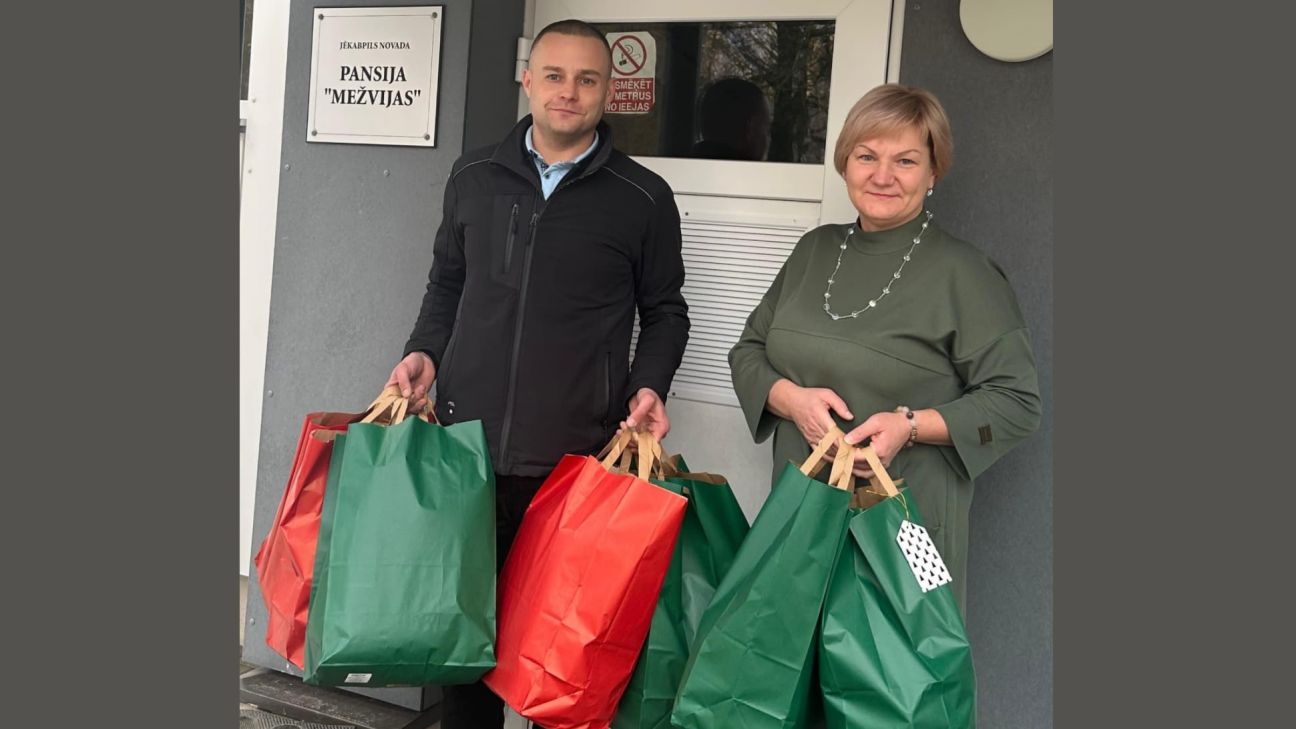  SIA “JK Namu pārvalde” darbinieki dāvā dāvanas “Mežvijas” iemītniekiem