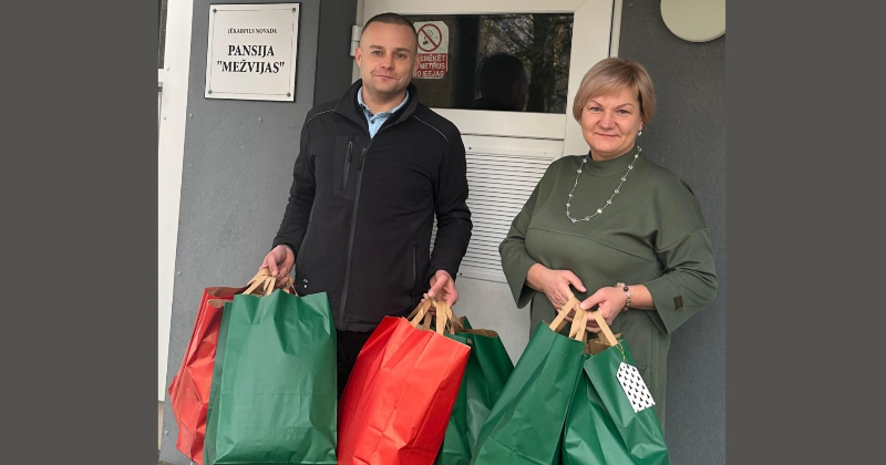  SIA &ldquo;JK Namu pārvalde&rdquo; darbinieki dāvā dāvanas &ldquo;Mežvijas&rdquo; iemītniekiem