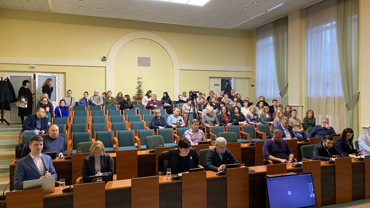 Skolotāja deputātiem: nespļaujiet akā no kuras pašiem pēc tam jādzer!