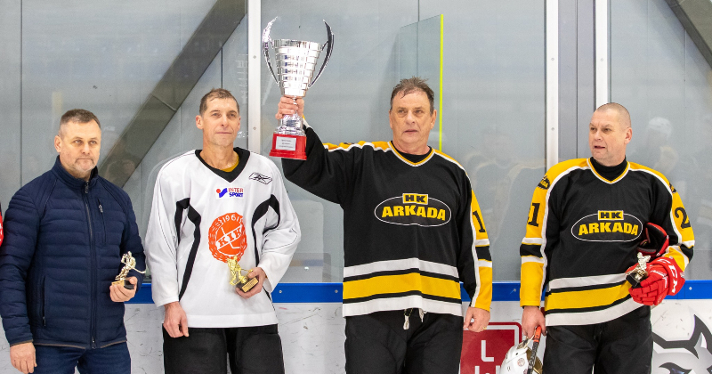 Hokejisti no Rīgas iegūst Ojāra Rodes ceļojo&scaron;o kausu