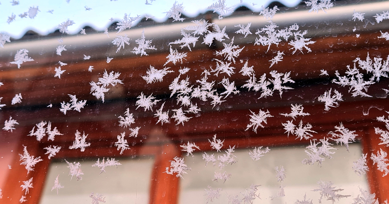 Naktī uz otrdienu atkalas dēļ brauk&scaron;ana var būt īpa&scaron;i apgrūtināta