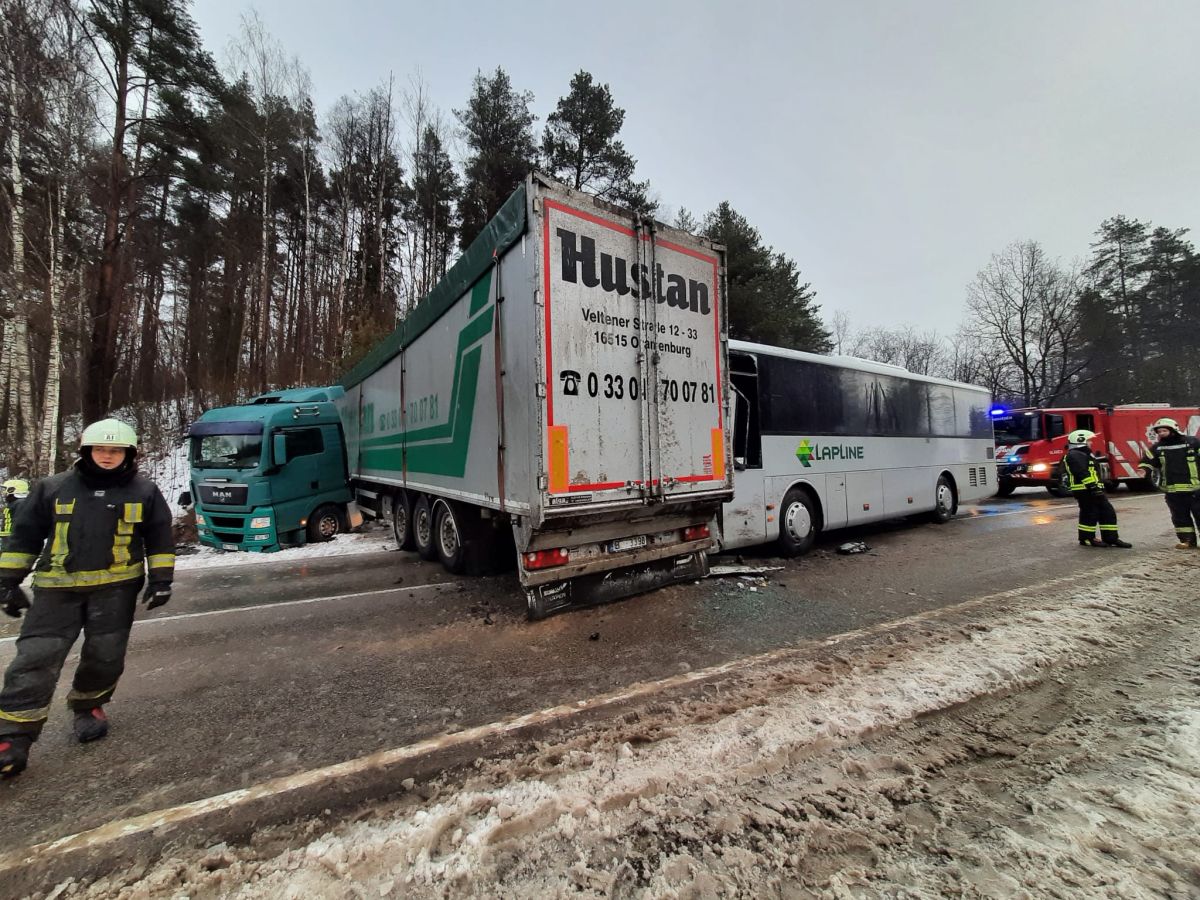 Aizkraukles novadā autobusa un kravas auto sadursmē cietis cilvēks