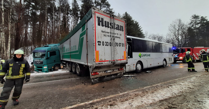 Aizkraukles novadā autobusa un kravas auto sadursmē cietis cilvēks