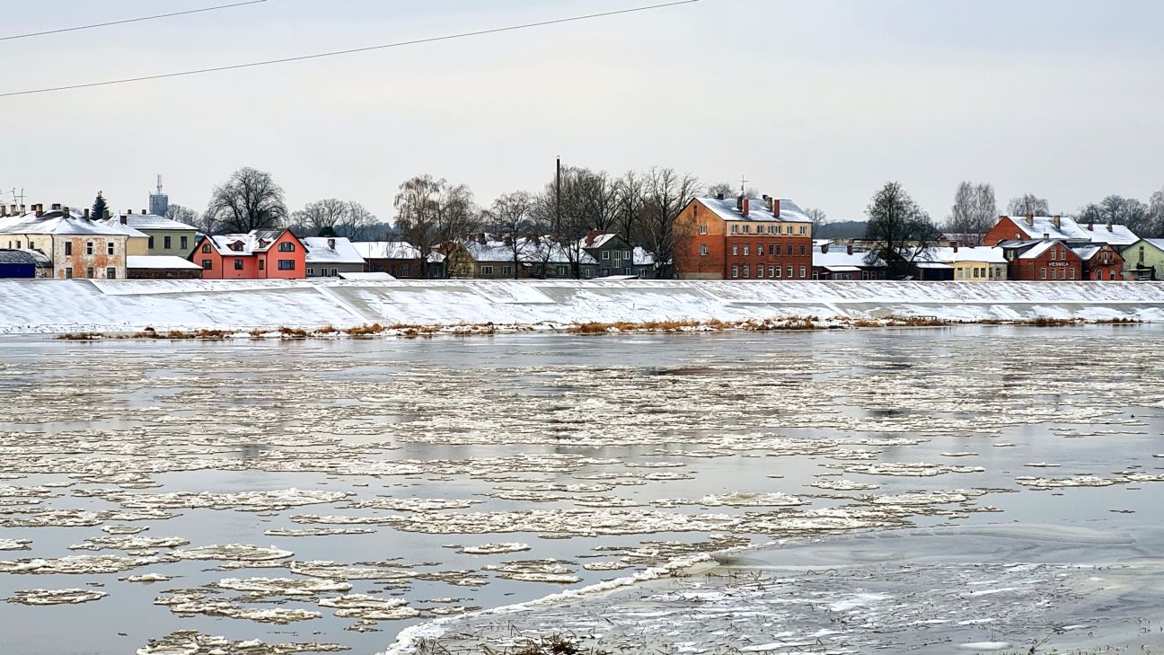 Aizsargdambja būvnieki Jēkabpilī gatavi iespējamiem plūdiem
