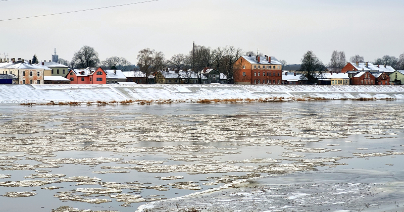 Aizsargdambja būvnieki Jēkabpilī gatavi iespējamiem plūdiem