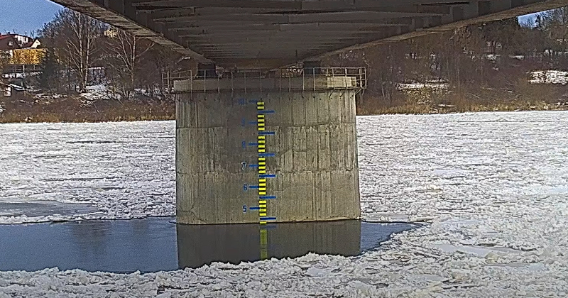 Sāk straumēt tie&scaron;raidi ar Daugavas tilta balstu Jēkabpilī