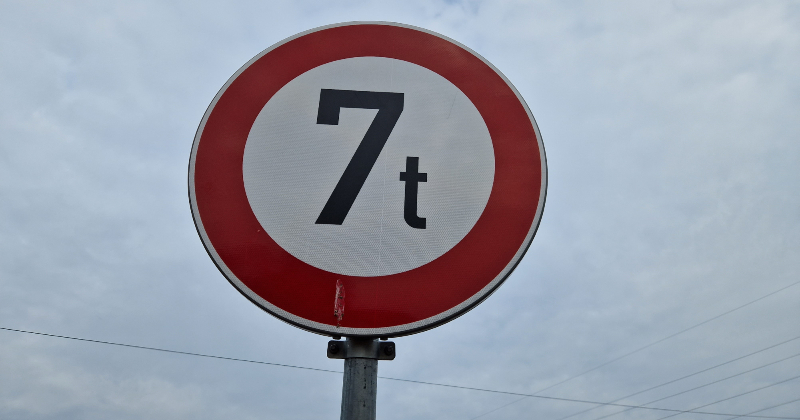 Uz vairākiem pa&scaron;valdības autoceļiem noteikti masas ierobežojumi