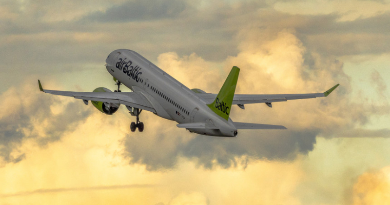 Visa "airBaltic" manta klusi ieķīlāta nepazīstamā Lielbritānijas kompānijā