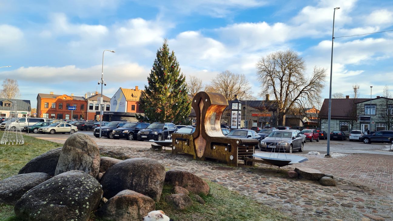 Saistībā ar egles demontāžu Vecpilsētas laukumā būs satiksmes ierobežojumi