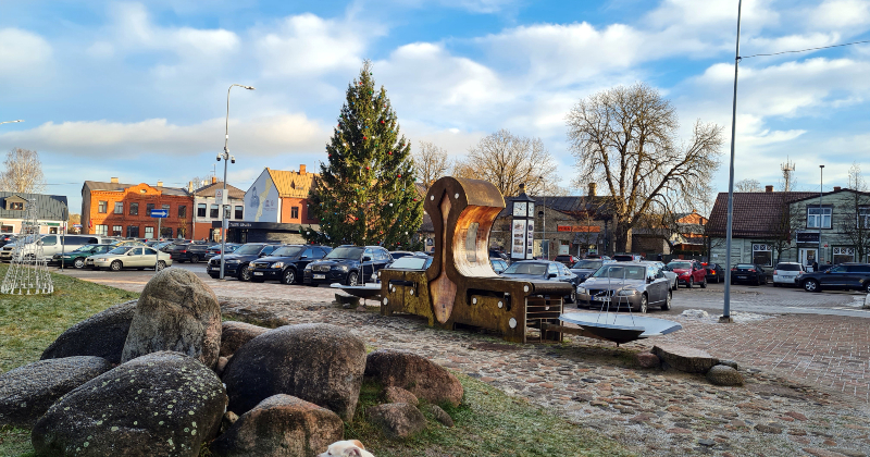 Saistībā ar egles demontāžu Vecpilsētas laukumā būs satiksmes ierobežojumi