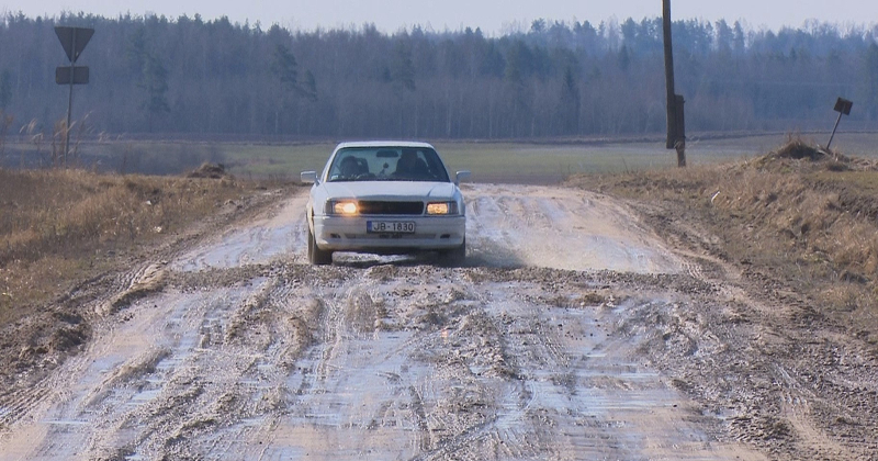 Vairāki simti grants ceļu posmu &scaron;ķīdonī zaudēju&scaron;i nestspēju