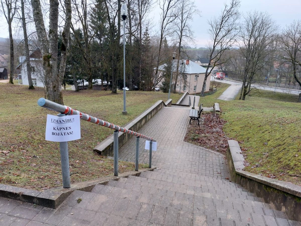 Aknīstes parkā bojātas kāpnes