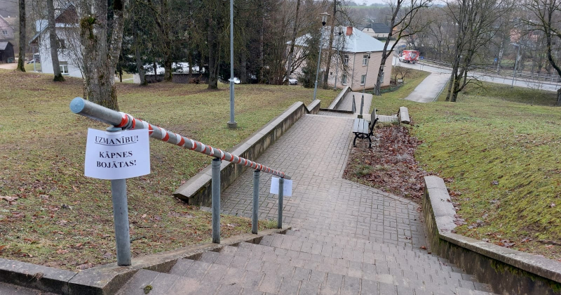 Aknīstes parkā bojātas kāpnes
