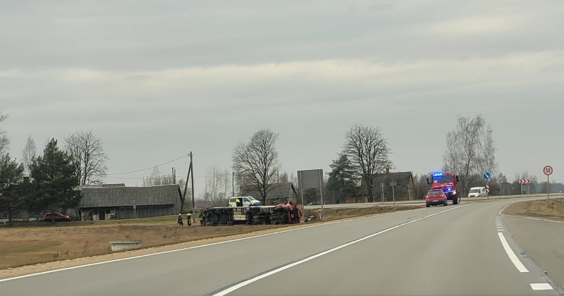 Neretas pagastā apgāžas kravas auto