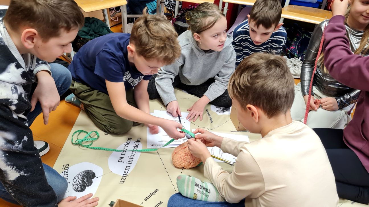 Pļaviņu vidusskolas bērni interaktīvā veidā izzina emociju pasauli