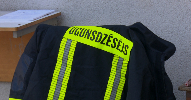 Rubenes pagastā dego&scaron;a spēkrata dēļ cie&scaron; cilvēks